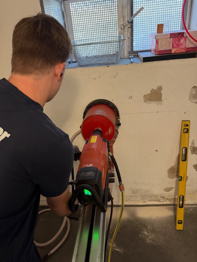 🏗️ Vorbereitung für die Wärmepumpe läuft! 🔥➡️♻️

Bei der Sanierung eines Sechsfamilienhauses stellen wir die Wärmeversorgung von dezentralen Gasheizungen auf eine zentrale Wärmepumpenheizung um. 🌱🏠

Aktuell schaffen wir die notwendigen Voraussetzungen und führen die Leitungswege für die zukünftige Wärmepumpe bis in den Keller. 💪🔧

Gerade bei solchen Arbeiten zeigt sich: Gutes Werkzeug macht den Unterschied! 🛠️
Bei uns heißt das: volle Power mit Hilti! 🔴⚡

Die Kernbohrung läuft sauber und kontrolliert:
💧 Kein Wasser
🧹 Kein Schmutz
💦 Keine Spritzer
🪣 Kein Schlamm

So macht modernes Handwerk Spaß – sauber, effizient und professionell. 👷‍♂️ @hiltideutschland 

#Wärmepumpe #Sanierung #Heizungssanierung #Altbausanierung #Kernbohrung Hilti Handwerk SHK Heizung Gebäudetechnik Energiewende Gasheizung Modernisierung Haustechnik Handwerker SauberesArbeiten Wärmepumpenheizung Mehrfamilienhaus Baustelle HandwerkMitLeidenschaft 🔥🔧♻️