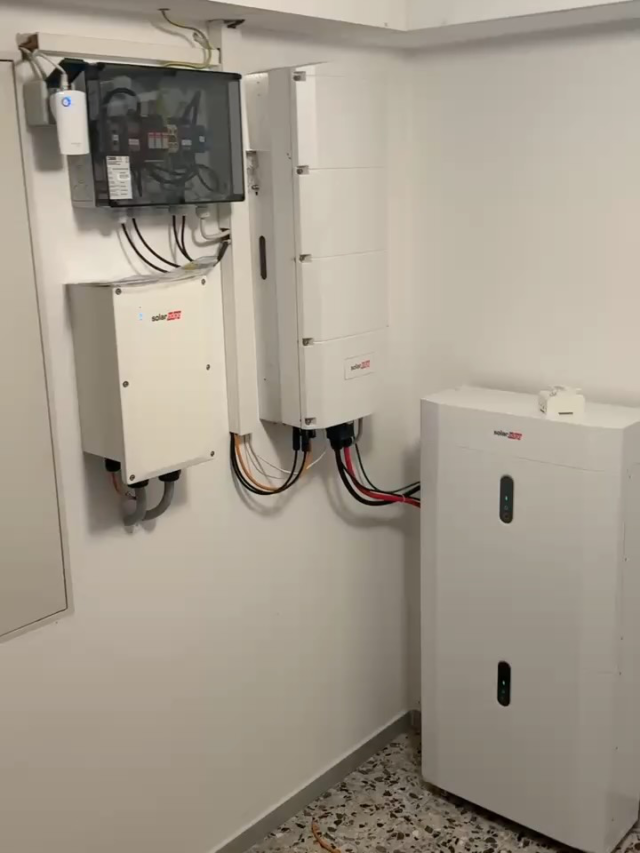⚡ Stromausfall? Deine PV-Anlage macht weiter. ☀️🔋

Mit der Notstromlösung von SolarEdge kannst du deine selbst erzeugte Solarenergie auch dann nutzen, wenn das öffentliche Stromnetz ausfällt.

In Kombination mit einem passenden Batteriespeicher und der entsprechenden Systemtechnik können wichtige Verbraucher im Haus weiterhin mit Energie versorgt werden. 🏡⚡

☀️ Solarenergie erzeugen
🔋 Überschüsse speichern
⚡ Bei Stromausfall weiterhin versorgt sein
🏡 Mehr Unabhängigkeit vom Stromnetz

So wird deine PV-Anlage zur intelligenten Energielösung für dein Zuhause – und sorgt für ein zusätzliches Plus an Versorgungssicherheit.

Du möchtest wissen, welche Notstromlösung zu deinem Zuhause passt? Schreib uns gerne! 📩

#SolarEdge #Notstrom #Photovoltaik #PVAnlage #Solarenergie Stromspeicher Batteriespeicher Energiewende Eigenverbrauch